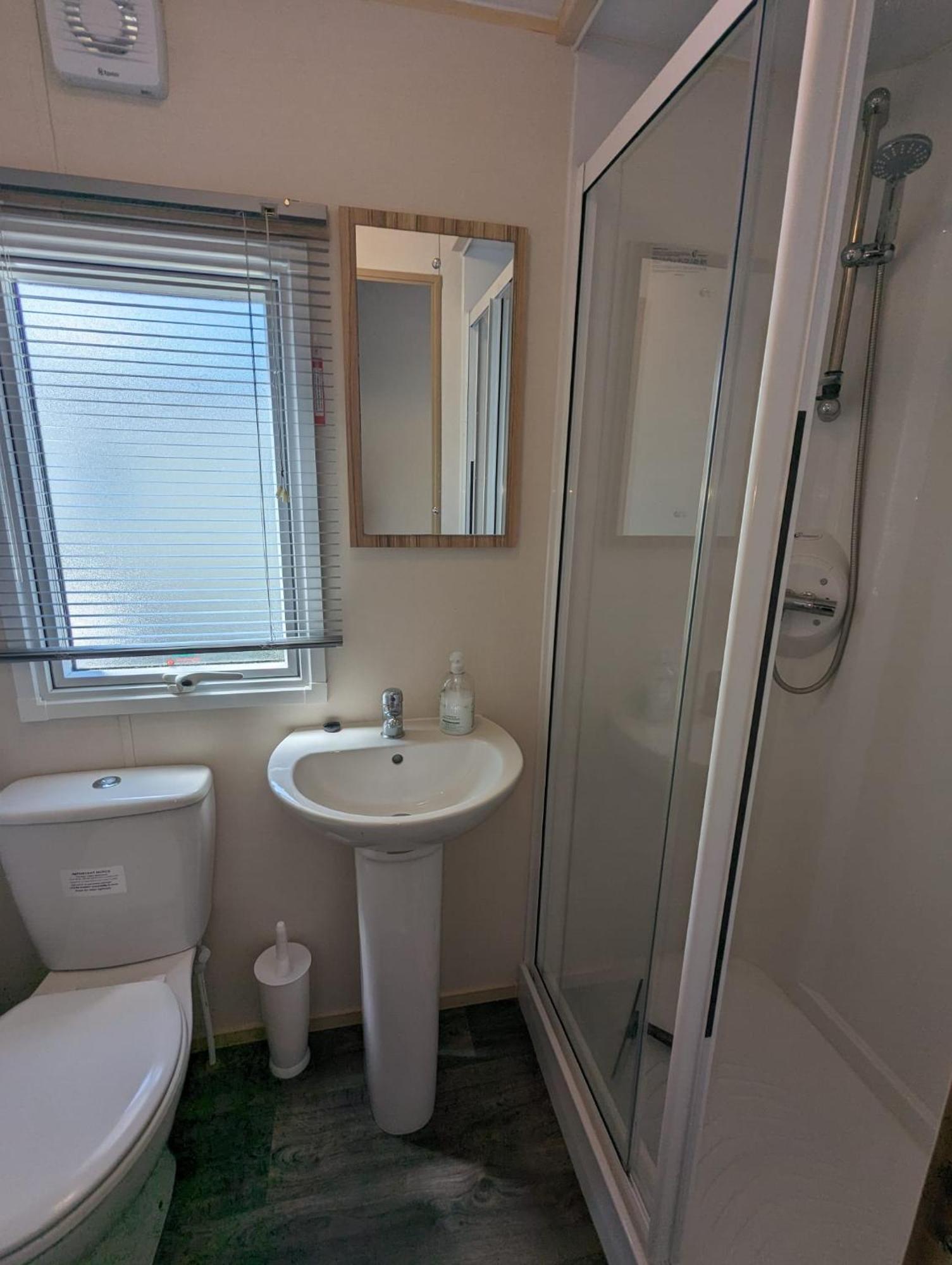 Lovely Bright Modern Caravan Swanage On Peaceful And Tranquil Holiday Park Dış mekan fotoğraf